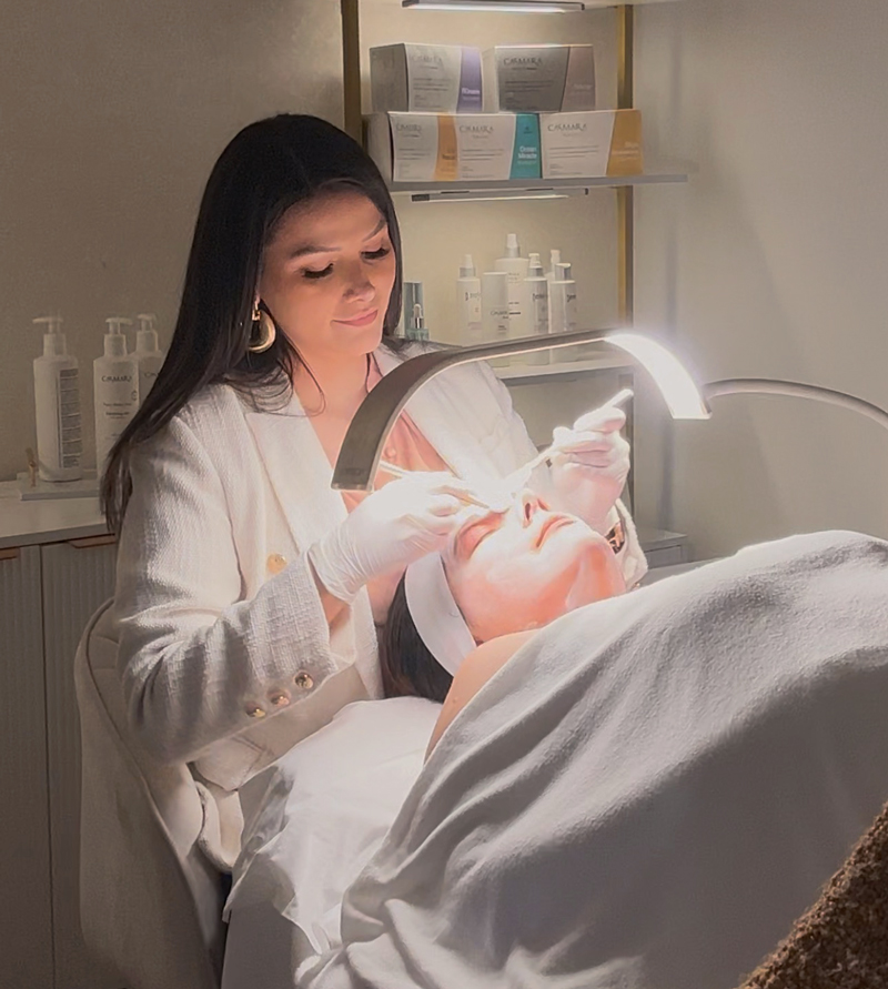 MEDICO-CIRUJANO-ISABEL-RODRIGUEZ-ISAS-ESTHETIC-HACIENDO-UN-FACIAL-EN-SU-ESTETICA