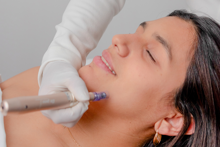 Mujer joven recibiendo un tratamiento facial